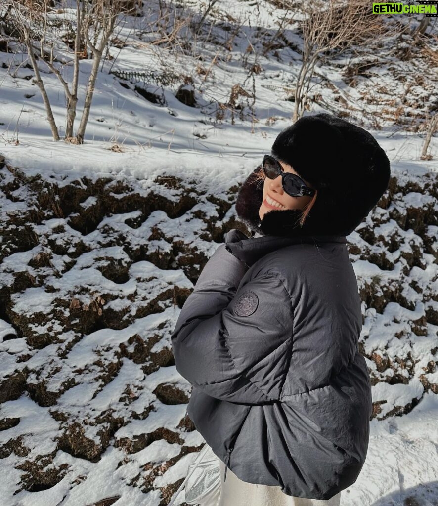 Emma Wu Instagram - 身穿抗寒神器❄️❄️❄️ 冰天雪地也充滿溫暖。 （包緊緊也要很飛炫😎這是重點！！！ @canadagoose #CanadaGooseTW #LiveInTheOpen