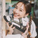 Emma Wu Instagram – Teva40週年生日快樂🎂🎂🎂
我的腳上穿的是90年代Original Alp Revive系列
顏色很可愛（有很多選擇喔！！
穿起來像沒穿 （是很舒服的鞋底！！
戶外活動日常穿搭都很適合
還有一個有重點🙌🏼
Teva涼鞋的織帶都是使用可再回收
可再生100%環保紗線製造
「環保永續」讓我們更可以好好保護地球🌍

@teva_tw
#TEVATW
#TEVA40th
#ORIGINALALPREVIVE
#ORIGINALUNIVERSALREVIVE
#冒險永不退潮
#喜歡請按讚留言加小飛機