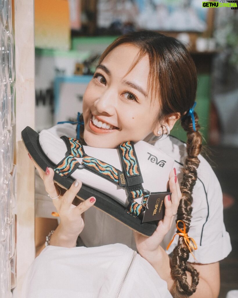 Emma Wu Instagram - Teva40週年生日快樂🎂🎂🎂 我的腳上穿的是90年代Original Alp Revive系列 顏色很可愛（有很多選擇喔！！ 穿起來像沒穿 （是很舒服的鞋底！！ 戶外活動日常穿搭都很適合 還有一個有重點🙌🏼 Teva涼鞋的織帶都是使用可再回收 可再生100%環保紗線製造 「環保永續」讓我們更可以好好保護地球🌍 @teva_tw #TEVATW #TEVA40th #ORIGINALALPREVIVE #ORIGINALUNIVERSALREVIVE #冒險永不退潮 #喜歡請按讚留言加小飛機