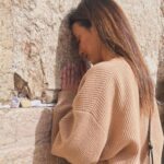 Emmanuelle Chriqui Instagram – Shabbat Shalom from the Western Wall in Jerusalem..praying for the hostages to come home, for the war and suffering to end and having peace prevail. I am praying for my loved ones and I am just saying THANK YOU for all the  blessings in my life. Being in Israel at this time after 20 years has filled my heart and soul. More to come from my incredible week here. Wishing you all a beautiful weekend ahead. #shabbatshalom❤️ #happyfriday