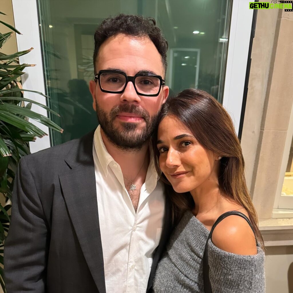Emmanuelle Chriqui Instagram - What a joy to finally break bread with you @henmazzig For those of you that follow Hen, you know HOW special he is.. for those of you who are not familiar.. @henmazzig is truly one of my Jewish advocacy heroes. We are blessed to have you as a strong voice in our community. Your grace, your wisdom and your passion are infectious brother. You are such a bright light in these dark times. You inspire us to be proud Jewish people and fight the good fight. I simply cannot say enough.. suffice to say I love you and thank you for all that you do. #soulbrother #HappyFriday and #shabbatshalom my friends 💙🙏🏽✡️