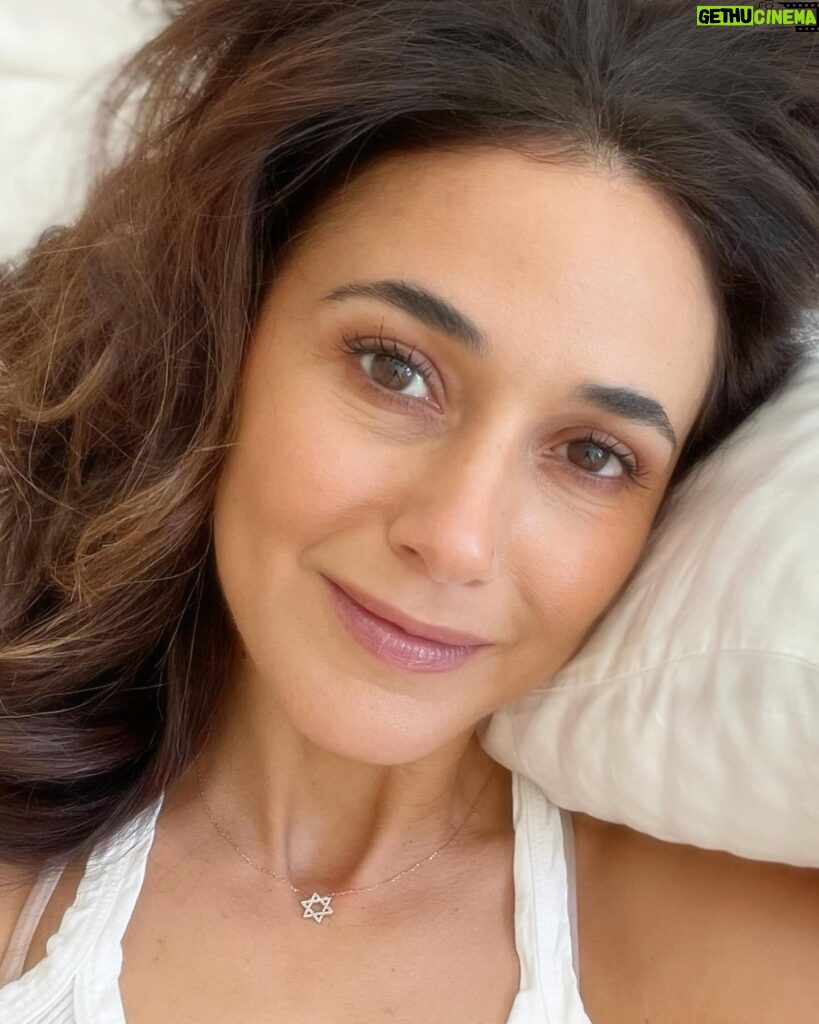 Emmanuelle Chriqui Instagram - A day celebrating love and light ♥️ On Valentine’s Day, the day marked on our calendar to celebrate love and light, I wanted to gift one of you something that I hold close to my heart. For a chance to receive the 14k gold and diamond Star of David necklace I wear daily from designer @brookerayn, tag someone in the comments below who brings love and light into your life and let them know how. Whether it be your partner, friend, sibling, co worker, barista, neighbor, boss, parent, cousin.. anyone who comes to mind on this day of love ♥️ If you already purchased a Brooke Rayn Star of David necklace, you will have a second option to choose from. Winner will be chosen at random 2/21.