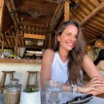Emmanuelle Cureau Instagram - Hello Uluwatu 🏄🏽‍♀️🌴✨ 1- Ces beaux spots me donnent le sourire 2- La Healthy Life gros ! 3- Nouvelle maison pour 4 jours 4- J’avais du mal à me situer dans le monde 5- Les paysages sont dingos ici ! 6- Bali vibes en 1 photo . 7- Mon BFF de voyage . 8- Coconut Party 9- Ravi de la crèche ( ou de Bali) 10 - Premier sunset à Ulu ( comme ils disent 😅)