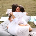Emmanuelle Cureau Instagram - ♾️ TANTRA BLANC : "L'étreinte" ♾️ Cet échange de tendresse et de soutien va au-delà des mots et nous plonge dans une expérience sensorielle et émotionnelle intense. Un langage universel qui transcende les barrières, dans un élan de partage et de bienveillance.🤍 Dans la tradition du Tantra Blanc, l'étreinte est une pratique sacrée qui permet de se connecter profondément avec l'autre et avec soi-même. Ensemble, entrons dans cet espace d'authenticité où le simple fait de se serrer dans les bras devient un acte de puissance et d'ouverture du cœur.💜 C'est un puissant échange d'énergie spirituelle, où les corps se rejoignent et se fondent en une unité harmonieuse, nous reconnectant à notre nature divine.🪷 Laissons-nous guider par la douceur de ce geste et permettons-lui de réveiller la lumière qui brille en nous, en nous connectant à notre essence profonde et à la magnificence de notre être.💖 Un espace sacré où nous pouvons nous abandonner à l'instant présent et nous laisser emporter par la magie de l'amour universel.🫶🏻 #tantra #tantrablanc #etreinte #hug 🫂 @manuecureau & @namastebreathwork 📸 @lestudiodechloe_photographe