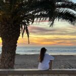Emmanuelle Cureau Instagram - J’ai dépensé des sommes folles pour chercher la lumière et la reconnaissance dans les soirées, les événements, les achats compulsifs… J’ai finalement compris que la lumière était en moi et que la seule façon de briller c’était de la faire rayonner par des actions qui viennent du cœur . Un soutien à un proche , une pièce à une personne dans la rue et même attention que l’on se porterai a soi . C’est le principe de l’alchimiste le trésor et la plus belle des lumiere sont déjà en nous, il suffit juste d’ouvrir son cœur et de la laisser se diffuser 💫🌟✨😊