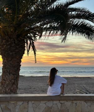 Emmanuelle Cureau Instagram - J’ai dépensé des sommes folles pour chercher la lumière et la reconnaissance dans les soirées, les événements, les achats compulsifs… 

J’ai finalement compris que la lumière était en moi et que la seule façon de briller c’était de la faire rayonner par des actions qui viennent du cœur . 

Un soutien à un proche , une pièce à une personne dans la rue et même attention que l’on se porterai a soi . 

C’est le principe de l’alchimiste le trésor et la plus belle des lumiere sont déjà en nous, il suffit juste d’ouvrir son cœur et de la laisser se diffuser 💫🌟✨😊