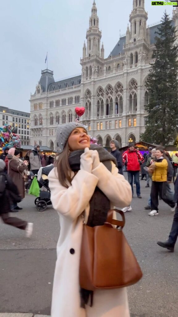 Emmanuelle Cureau Instagram - VIENNE PRESS TRIP DAY 2 (Partie 2 ) « Marché de Noël Concert à la bougie Activité surprise … » Je suis remplie de joie et de gratitude 🤶🏽🥹🙏🏽 Collaboration commerciale w/ @ca ✨