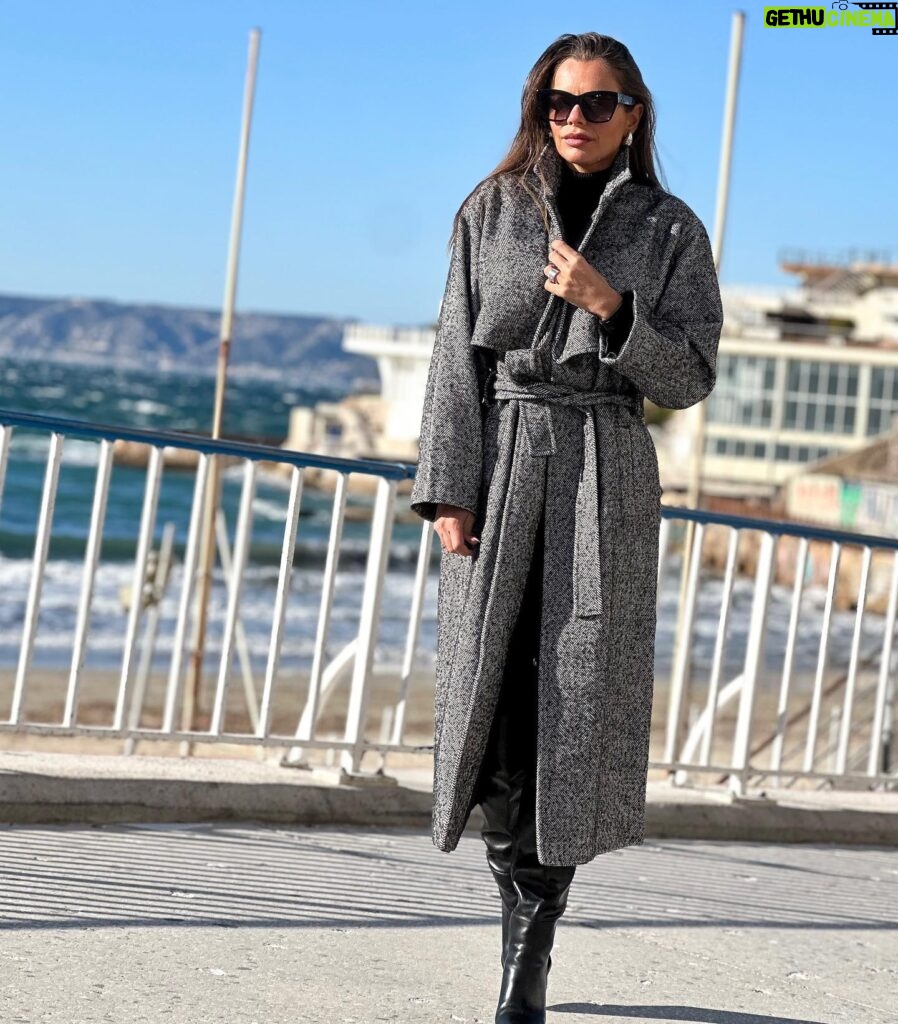 Emmanuelle Cureau Instagram - La même base de look avec 3 manteaux différents . Moi je les aime tous, mais dites moi quel est votre préféré ? 1, 2 ou 3 ? 📌~ BLACK FRIDAY ~ -20% pendant 24h sur tout le site @boohoo avec le code • MANUE• En collaboration commerciale avec la marque @boohoo 🫶🏽