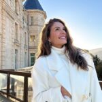 Emmanuelle Cureau Instagram - «  Je vais bien ne t’en fais pas …» Je sais que tu me vois écrire le soir sur mon carnet, je sais que tu me vois me réveillée encore parfois la nuit . Je travaille chaque jour pour être une meilleure personne avec moi même et avec les autres . A mon rythme certes, mais j’avance, ne t’inquiète pas 💫 Manteau @boohoo -10% code • MANUE• …🤍 *Collaboration commerciale