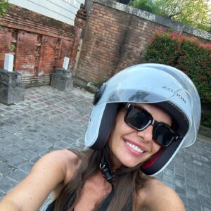 Emmanuelle Cureau Instagram - BALI DUMP 🐚 
1- Moi et ma pote en snorkeling : Nice Day
2- Nouvelle conductrice 🛵 
3 - Mes trésors 
4 - Activité journalière 
5 - Nuits difficiles 🤍 
6 -  Bali Vibes    
7 - Les émotions : LA solution 
8 - Mon bobo en forme de cœur 🥹 
9 - Happy Girl 🐚
10 - Feel Like Home
