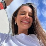 Emmanuelle Cureau Instagram - Et si la vie avait de meilleurs plans que ceux qu’on s’obstine à aller chercher ? Imaginez qu’en réalité on lutte, on s’acharne, on s’épuise à atteindre un rêve, un objectif mais qu’au fond on se fait que retarder le plan déjà tracé . Celui encore plus grand ?! Celui auquel la petite fille n’a même jamais osé rêvé ? Celui bien trop démesuré au regard de la société . Et si la l’Univers avait consciemment décidé de ne pas nous apporter ce dont on souhaite absolument car il estime qu’on mérite encore mieux … Est ce que notre petit ego d’humain serait assez fou pour lutter contre la Vie ? Sera t’il assez confiant pour enfin lâcher et se laisser porter ? « Le plan est toujours parfait » comme dirait une auteure que j’admire énormément 😃🤍✨