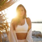Emmanuelle Cureau Instagram - Je n’ai plus peur des gens, de ce qu’ils diront, de leurs regards, leurs avis, leurs désaccords ou leurs desamours . Je n’ai plus peur des autres et je n’ai surtout plus peur de Moi. De ce que je suis , de mes envies , de mes folies de mes erreurs et de mes blessures. Je sais qu’il y a en moi une louve qui peut défendre son territoire, une guérisseuse pour penser mes plaies, une maman pour m’aimer et une aventurière prête à découvrir le monde … Bonjour je m’appelle Emmanuelle, aujourd’hui j’ai 36 ans et j’ai décidé d’être enfin MOI 🌟🙏🏽🎂