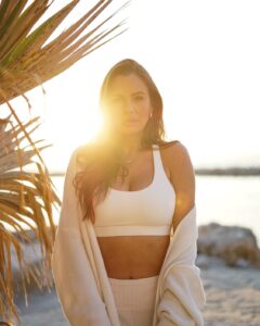 Emmanuelle Cureau Instagram - Je n’ai plus peur des gens, de ce qu’ils diront, de leurs regards, leurs avis, leurs désaccords ou leurs desamours . Je n’ai plus peur des autres et je n’ai surtout plus peur de Moi. De ce que je suis , de mes envies , de mes folies de mes erreurs et de mes blessures. Je sais qu’il y a en moi une louve qui peut défendre son territoire, une guérisseuse pour penser mes plaies, une maman pour m’aimer et une aventurière prête à découvrir le monde … Bonjour je m’appelle Emmanuelle, aujourd’hui j’ai 36 ans et j’ai décidé d’être enfin MOI 🌟🙏🏽🎂