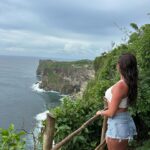 Emmanuelle Cureau Instagram - Cher Bali , Je ne me suis pas présentée . Je m’appelle Emmanuelle , Je suis née il y’a quelques « petites » dizaines années de ça à plusieurs milliers de km d’ici . J’ai longtemps cherché qui j’étais , rassure toi je ne vais pas te demander de m’aider . J’ai compris il n’y a pas si longtemps que j’étais une enfant de la Vie : La Conscience , l’Amour , l’Infinie … enfin en réalité de là où je viens c’est encore un peu flou pour nous … Cette même puissance m’a amené jusqu’à toi, Ce serait une erreur de chercher le pourquoi . Je suis là :) Promis, je ne vais pas te demander non plus de me sauver, de me changer , de me libérer ou que sais je encore … Je m’y affaire déjà, du moins j’essaie . En revanche je serais ravie de découvrir tes trésors si veux bien me les partager et surtout ceux invisibles pour les yeux ... C’est avec tout ma reconnaissance et ma gratitude que j’ouvre mon cœur à ce que tu voudra bien me donner . Et peut être qu’on deviendra très amies qui sait :) 💕🌴🌊✨