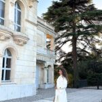 Emmanuelle Cureau Instagram - «  Je vais bien ne t’en fais pas …» Je sais que tu me vois écrire le soir sur mon carnet, je sais que tu me vois me réveillée encore parfois la nuit . Je travaille chaque jour pour être une meilleure personne avec moi même et avec les autres . A mon rythme certes, mais j’avance, ne t’inquiète pas 💫 Manteau @boohoo -10% code • MANUE• …🤍 *Collaboration commerciale