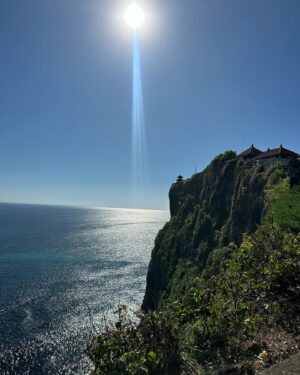 Emmanuelle Cureau Instagram - Hello Uluwatu 🏄🏽‍♀️🌴✨ 

1- Ces beaux spots me donnent le sourire 
2- La Healthy Life gros ! 
3- Nouvelle maison pour 4 jours 
4- J’avais du mal à me situer dans le monde 
5- Les paysages sont dingos ici ! 
6- Bali vibes en 1 photo . 
7- Mon BFF de voyage . 
8- Coconut Party 
9- Ravi de la crèche ( ou de Bali) 
10 - Premier sunset  à Ulu ( comme ils disent 😅)