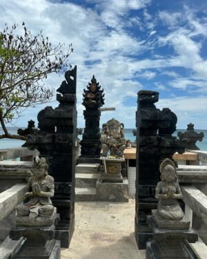 Emmanuelle Cureau Instagram - Cher Bali , 
Je ne me suis pas présentée .
Je m’appelle Emmanuelle , 
Je suis née il y’a quelques « petites » dizaines  années de ça à plusieurs milliers de km d’ici . 
J’ai longtemps cherché qui j’étais , rassure toi je ne vais pas te demander de m’aider . J’ai compris il n’y a pas si longtemps que j’étais une enfant de la Vie :  La Conscience , l’Amour , l’Infinie … enfin en réalité de là où je viens c’est encore un peu flou pour nous … 

Cette même puissance m’a amené jusqu’à toi, 
Ce serait une erreur de chercher le pourquoi . 
Je suis là :)

Promis, je ne vais pas te demander non plus de me sauver, de me changer , de me libérer ou que sais je encore …
Je m’y affaire déjà, du moins j’essaie . 

 En revanche je serais ravie de découvrir tes trésors si veux bien me les partager et surtout ceux invisibles pour les yeux ... 

C’est avec tout ma reconnaissance et ma gratitude que j’ouvre mon cœur à ce que tu voudra bien me donner . 
Et peut être qu’on deviendra très amies qui sait :) 

 💕🌴🌊✨