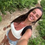 Emmanuelle Cureau Instagram - Cher Bali , Je ne me suis pas présentée . Je m’appelle Emmanuelle , Je suis née il y’a quelques « petites » dizaines années de ça à plusieurs milliers de km d’ici . J’ai longtemps cherché qui j’étais , rassure toi je ne vais pas te demander de m’aider . J’ai compris il n’y a pas si longtemps que j’étais une enfant de la Vie : La Conscience , l’Amour , l’Infinie … enfin en réalité de là où je viens c’est encore un peu flou pour nous … Cette même puissance m’a amené jusqu’à toi, Ce serait une erreur de chercher le pourquoi . Je suis là :) Promis, je ne vais pas te demander non plus de me sauver, de me changer , de me libérer ou que sais je encore … Je m’y affaire déjà, du moins j’essaie . En revanche je serais ravie de découvrir tes trésors si veux bien me les partager et surtout ceux invisibles pour les yeux ... C’est avec tout ma reconnaissance et ma gratitude que j’ouvre mon cœur à ce que tu voudra bien me donner . Et peut être qu’on deviendra très amies qui sait :) 💕🌴🌊✨