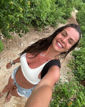 Emmanuelle Cureau Instagram - Cher Bali , 
Je ne me suis pas présentée .
Je m’appelle Emmanuelle , 
Je suis née il y’a quelques « petites » dizaines  années de ça à plusieurs milliers de km d’ici . 
J’ai longtemps cherché qui j’étais , rassure toi je ne vais pas te demander de m’aider . J’ai compris il n’y a pas si longtemps que j’étais une enfant de la Vie :  La Conscience , l’Amour , l’Infinie … enfin en réalité de là où je viens c’est encore un peu flou pour nous … 

Cette même puissance m’a amené jusqu’à toi, 
Ce serait une erreur de chercher le pourquoi . 
Je suis là :)

Promis, je ne vais pas te demander non plus de me sauver, de me changer , de me libérer ou que sais je encore …
Je m’y affaire déjà, du moins j’essaie . 

 En revanche je serais ravie de découvrir tes trésors si veux bien me les partager et surtout ceux invisibles pour les yeux ... 

C’est avec tout ma reconnaissance et ma gratitude que j’ouvre mon cœur à ce que tu voudra bien me donner . 
Et peut être qu’on deviendra très amies qui sait :) 

 💕🌴🌊✨