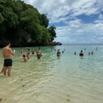 Emmanuelle Cureau Instagram - La plage de Padang Pandang Beach est une des plus connues d’Uluwatu car c’est ici que ce s’est tournée la fameuse scène d’amour du film Mange , Prie , Aime . C’est loin d’être la plus jolie selon moi , cependant si vous souhaitez y faire un passage je vous conseille vraiment de ne pas vous arrêter à l’entrée de la plage mais de continuer la marche sur les rochers quelques mètres de plus loin , pour avoir accès à des paysages bien plus sauvages 🌴🌊🐚