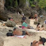 Emmanuelle Cureau Instagram - La plage de Padang Pandang Beach est une des plus connues d’Uluwatu car c’est ici que ce s’est tournée la fameuse scène d’amour du film Mange , Prie , Aime . C’est loin d’être la plus jolie selon moi , cependant si vous souhaitez y faire un passage je vous conseille vraiment de ne pas vous arrêter à l’entrée de la plage mais de continuer la marche sur les rochers quelques mètres de plus loin , pour avoir accès à des paysages bien plus sauvages 🌴🌊🐚