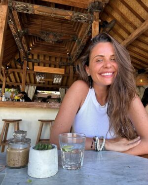 Emmanuelle Cureau Instagram - Hello Uluwatu 🏄🏽‍♀️🌴✨ 

1- Ces beaux spots me donnent le sourire 
2- La Healthy Life gros ! 
3- Nouvelle maison pour 4 jours 
4- J’avais du mal à me situer dans le monde 
5- Les paysages sont dingos ici ! 
6- Bali vibes en 1 photo . 
7- Mon BFF de voyage . 
8- Coconut Party 
9- Ravi de la crèche ( ou de Bali) 
10 - Premier sunset  à Ulu ( comme ils disent 😅)