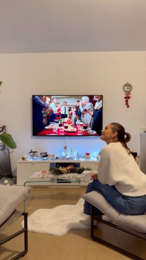 Emmanuelle Cureau Instagram - «  On n’est pas forcément responsable de son histoire, ni de ses expériences mais on est responsable de ce que l’on a fait » Et c’est pour cette raison que j’ai décidé petit à petit de le réconcilier avec les fêtes de Noël … 😌🤶🏽🎄✨🫶🏽