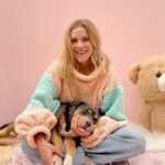 Emy LTR Instagram - Depuis bientôt 1 an, je vous partage ma passion pour la création et ça se concrétise ! 🥹 Aujourd’hui je vous annonce officiellement la date de sortie du site Kréapie.com Et oui !! Dès le 18 avril à 17h00 vous pourrez précommander les pulls tricotés par @lesmainsdemamie et pleins d’autres surprises 🤭 Alors restez bien branchés car dans quelques jours vous pourrez vous aussi profiter de cette passion ❤‍🔥 Alors prêts à commander vos pulls?