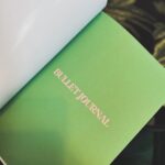 Emy LTR Instagram - 🌈 L’ANNONCE 🌈 Je suis très heureuse de vous montrer en avant première quelques petites choses que vous pourrez bientôt vous procurer en plus de nos kits pour faire vos propres pulls ou nos pulls déjà faits tricotés par nos supers @lesmainsdemamie ❤️ Kreapie n’est pas une simple marque c’est un concept. Un concept autour du bien être, du cocooning, de l’art thérapie et de la safe place. Dans quelques jours vous pourrez pre-commander ce qui vous fais du bien! Que ce soit personnaliser votre Bullet journal Jardin secret en buvant votre chocolat chaud dans un de nos mugs, emporter votre tricot en cours de projet dans votre tote-back du bonheur (mon produit pref’) C’est une marque familiale à petite échelle et c’est vous le moteur. Nous lançons ce petit projet d’amour comme ça, avec le cœur et nous ne savons pas bien où cela nous mènera mais je suis tellement heureuse de me dire qu’un petit bout de moi peut être avec vous! Si le projet vous plaît, nous développerons le concept encore plus loin, des livres de coloriages, des chaussons cosy, des kits de fimo pour custo des bouteilles de verre, du crochet. Bref, que du bonheur. Le lancement arrive à grand pas. Restez connectés pour commander votre pull (c’est une série extrêmement limitée comme c’est une fabrication française et faites mains donc il va falloir être au taquet), commander votre kit pour faire votre propre pull, votre mug, votre sac à dos ET des pièces que j’ai tricoté moi même seront elles aussi mises en vente! Cœur et plaid sur vous 🧶❤️ Qui est hype????