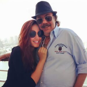 Emy Talaat Zakaria Instagram - ‏- وإن سألوني يوماً عن كُل ما هو جميل في حياتي سأكتفي بذكر أبي ! 🖤
#emytalaatzakaria 
#ايمى_طلعت_زكريا