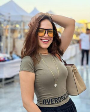 Emy Talaat Zakaria Instagram - احلى بيدج نضارات @elmalka_w_elamir 😎✌️
#emytalaatzakaria 
#ايمى_طلعت_زكريا