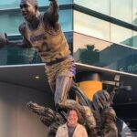 Enrique Arce Instagram - No pudo ser, no pude ver a mi compatriota Santi Aldama @santialdama ganar a los Lakers y forzar el septimo y ultimo partido del play off, pero me quedo con el espectáculo que disfrute en el #cripto.com arena de Los Angeles. Gracias por tu generosidad, Santi una vez más