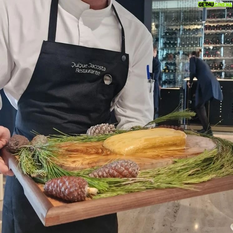 Enrique Arce Instagram - Un regalazo para los sentidos. 5 horas de "lujuria gastronómica y buen rollo". mi tocayo @qiqedacosta es un genio de lo suyo y su restaurante,del mismo nombre, en Deniay el 20 del mundo, es un sitio a visitar al menos una vez en la vida. Yo me alegro de haberlo hecho. Gracias, maestro...