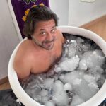Enrique Arce Instagram - Este soy yo en un baǹo de agua helada a 2-3 grados, y este es el método de WIM HOFF @iceman_hof que ha llegado a mi vida para quedarse Gracias @together.with.dima por una clase de fundamentos WHM maravillosa y supergratificante This is me in a chill bath at 2-3 degree water. This is the Wim Hoff Method @iceman_hof that has arrived to stay. Thanks @together.with.dima for a wonderful and gratifying fundamentals workshop!!! Honestly, can you think of a better way to spend a Sunday morning???