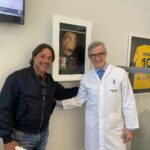 Enrique Arce Instagram - Ayer tuve la gran suerte de encontrarme inesperadamente, en la @olympia_grupoqs , al dr Leyes @drmanuelleyes el cirujano que me operó de manera magistral de mi fractura trimaleolar ( tibia, peroné y maleolo posterior). No pasaría de ser una mera anecdota sino fuera porque justo ayer, se cumplian 3 años desde la intervencion ( y dicen que las casualidades no existen). Un recuerdo que continúa presente unicamente por el cariño y la gratitud que le tengo, porque la pierna ya no se acuerda de nada, afortunadamente...