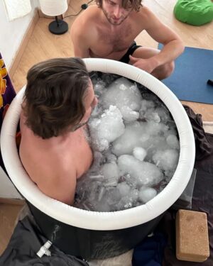 Enrique Arce Instagram - Este soy yo en un baǹo de agua helada a 2-3 grados, y este es el método de WIM HOFF @iceman_hof que ha llegado a mi vida  para quedarse 
 Gracias @together.with.dima por una clase de fundamentos WHM maravillosa y supergratificante

This is me in a chill bath at 2-3 degree water. This is the Wim Hoff Method @iceman_hof that has arrived to stay.
Thanks @together.with.dima for a wonderful and gratifying fundamentals workshop!!!

Honestly, can you think of a better way to spend a Sunday morning???