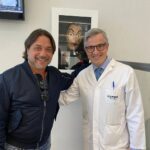 Enrique Arce Instagram - Ayer tuve la gran suerte de encontrarme inesperadamente, en la @olympia_grupoqs , al dr Leyes @drmanuelleyes el cirujano que me operó de manera magistral de mi fractura trimaleolar ( tibia, peroné y maleolo posterior). No pasaría de ser una mera anecdota sino fuera porque justo ayer, se cumplian 3 años desde la intervencion ( y dicen que las casualidades no existen). Un recuerdo que continúa presente unicamente por el cariño y la gratitud que le tengo, porque la pierna ya no se acuerda de nada, afortunadamente...