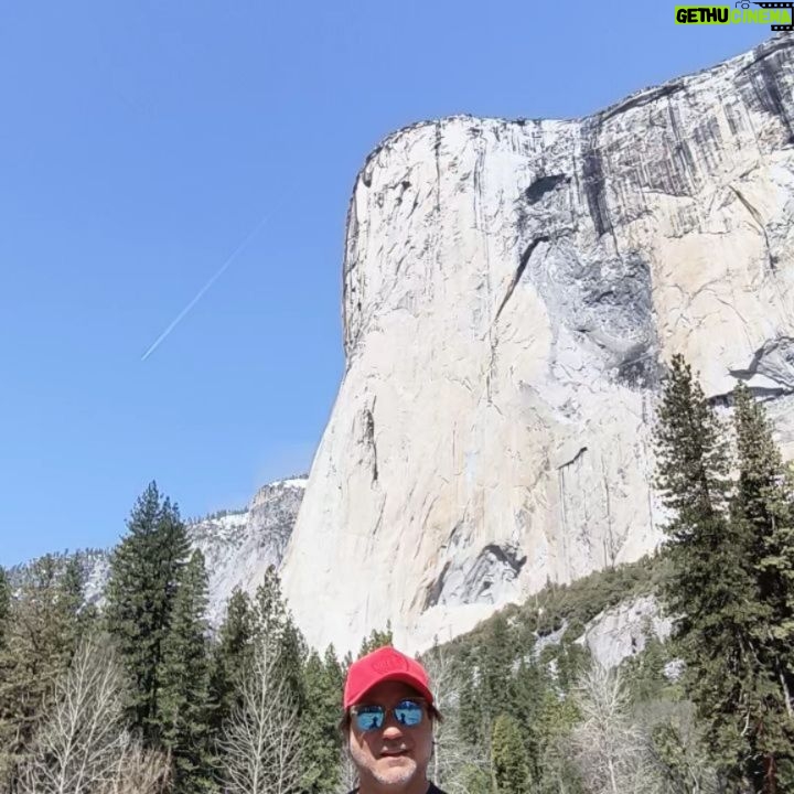 Enrique Arce Instagram - YOSEMITE NATIONAL PARK (CALIFORNIA), DIA 2/DAY 2 la icónica montaña de EL CAPITAN, que popularizÓ Alex Hannold en el docu SOLO, y las Sequoias Gigantes de Mariposa Grove. 45km de senderismo por Yosemite National Park en dos días de inmersión total en la naturaleza más impresionante