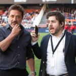 Enrique Arce Instagram - Me chiva mi querido @javierlatorretv (en la foto) que hoy se cumplen 5 años justos de la celebración en el viejo Mestalla, de aquel magnífico evento del centenario del @valenciacf en el que tuve el honor, junto a la leyenda @santicanizares de hacer labores de maestro de ceremonias y de recitar el precioso poema del centenario frente a 40 mil valencianistas. Uno de los momentos más imborrables de toda mi vida. Pasan los años, alguna cana y arruga más, pero lo que permanece incólume es mi amor por este escudo y este club y mi gratitud eterna a Dios y a la Mare de Deu, por haber elegido que naciera en esta bendita tierra, mi Terreta querida, mi Valencia del alma. ! AMUNT Valencia I Vixca Valencia!!!