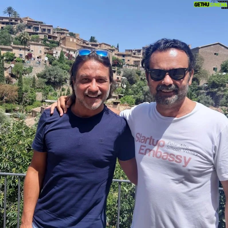 Enrique Arce Instagram - No somos Robert Graves ni Michael Douglas, pero yo y mi bro @villanuevamente también molamos mucho en Cala Deiá, Mallorca!
