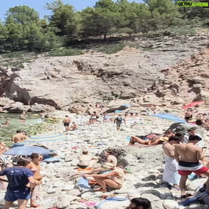 Enrique Arce Instagram - No somos Robert Graves ni Michael Douglas, pero yo y mi bro @villanuevamente también molamos mucho en Cala Deiá, Mallorca!