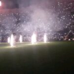Enrique Arce Instagram - Me chiva mi querido @javierlatorretv (en la foto) que hoy se cumplen 5 años justos de la celebración en el viejo Mestalla, de aquel magnífico evento del centenario del @valenciacf en el que tuve el honor, junto a la leyenda @santicanizares de hacer labores de maestro de ceremonias y de recitar el precioso poema del centenario frente a 40 mil valencianistas. Uno de los momentos más imborrables de toda mi vida. Pasan los años, alguna cana y arruga más, pero lo que permanece incólume es mi amor por este escudo y este club y mi gratitud eterna a Dios y a la Mare de Deu, por haber elegido que naciera en esta bendita tierra, mi Terreta querida, mi Valencia del alma. ! AMUNT Valencia I Vixca Valencia!!!