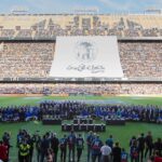 Enrique Arce Instagram - Me chiva mi querido @javierlatorretv (en la foto) que hoy se cumplen 5 años justos de la celebración en el viejo Mestalla, de aquel magnífico evento del centenario del @valenciacf en el que tuve el honor, junto a la leyenda @santicanizares de hacer labores de maestro de ceremonias y de recitar el precioso poema del centenario frente a 40 mil valencianistas. Uno de los momentos más imborrables de toda mi vida. Pasan los años, alguna cana y arruga más, pero lo que permanece incólume es mi amor por este escudo y este club y mi gratitud eterna a Dios y a la Mare de Deu, por haber elegido que naciera en esta bendita tierra, mi Terreta querida, mi Valencia del alma. ! AMUNT Valencia I Vixca Valencia!!!