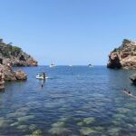 Enrique Arce Instagram - No somos Robert Graves ni Michael Douglas, pero yo y mi bro @villanuevamente también molamos mucho en Cala Deiá, Mallorca!