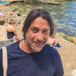 Enrique Arce Instagram – No somos Robert Graves ni Michael Douglas, pero yo y mi bro @villanuevamente también molamos mucho en Cala Deiá, Mallorca!