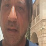 Enrique Arce Instagram - Hoy rodamos en el precioso 'pueblo español' de Mallorca con un actor que empieza en esto, pero que creo que tiene madera y no lo hace mal y me da que va a trabajar con cierta regularidad: Antonio de la Torre. Yo trataré de enseñarle todo lo que pueda! Día infernal de calor en Mallorca que sólo compensa el volver a currar con colegas y en un sitio tan precioso y magico como este...