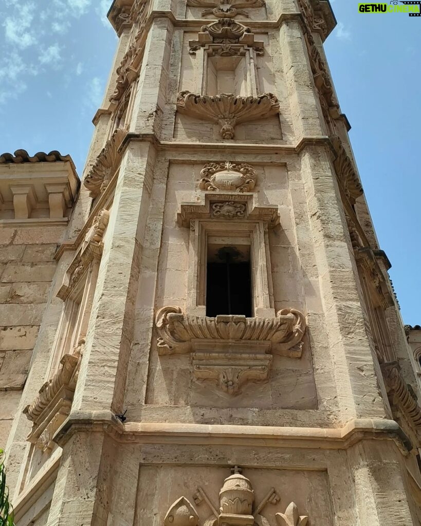 Enrique Arce Instagram - Hoy rodamos en el precioso 'pueblo español' de Mallorca con un actor que empieza en esto, pero que creo que tiene madera y no lo hace mal y me da que va a trabajar con cierta regularidad: Antonio de la Torre. Yo trataré de enseñarle todo lo que pueda! Día infernal de calor en Mallorca que sólo compensa el volver a currar con colegas y en un sitio tan precioso y magico como este...