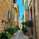 Enrique Arce Instagram - Hoy he recorrido alguno de los pueblos de la Sierra de Tramontana, en Mallorca, donde me encuentro grabando un nuevo proyecto : The Mallorca Files Estos cuatro municipios, Fornalutx, Valldemossa, Sóller y Deiá, son una verdadera maravilla para los sentidos Al llegar a este último, Deiá, he tenido la sensación extraña y poderosa de haber estado allí antes, como si ya hubiera vivido ese paseo en el pasado, y me temo que no soy el único y que esto le ocurre a mucha gente, por eso, la ciencia, muy acertadamente, decidió en su día denominar a este extraño acontecimiento de sincronicidad: DEIA VU, que significa literalmente: en este pueblo yo ya he estao, en francés #visitandomallorca #actortraveller