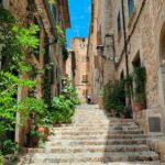 Enrique Arce Instagram - Hoy he recorrido alguno de los pueblos de la Sierra de Tramontana, en Mallorca, donde me encuentro grabando un nuevo proyecto : The Mallorca Files Estos cuatro municipios, Fornalutx, Valldemossa, Sóller y Deiá, son una verdadera maravilla para los sentidos Al llegar a este último, Deiá, he tenido la sensación extraña y poderosa de haber estado allí antes, como si ya hubiera vivido ese paseo en el pasado, y me temo que no soy el único y que esto le ocurre a mucha gente, por eso, la ciencia, muy acertadamente, decidió en su día denominar a este extraño acontecimiento de sincronicidad: DEIA VU, que significa literalmente: en este pueblo yo ya he estao, en francés #visitandomallorca #actortraveller