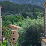 Enrique Arce Instagram - Hoy he recorrido alguno de los pueblos de la Sierra de Tramontana, en Mallorca, donde me encuentro grabando un nuevo proyecto : The Mallorca Files Estos cuatro municipios, Fornalutx, Valldemossa, Sóller y Deiá, son una verdadera maravilla para los sentidos Al llegar a este último, Deiá, he tenido la sensación extraña y poderosa de haber estado allí antes, como si ya hubiera vivido ese paseo en el pasado, y me temo que no soy el único y que esto le ocurre a mucha gente, por eso, la ciencia, muy acertadamente, decidió en su día denominar a este extraño acontecimiento de sincronicidad: DEIA VU, que significa literalmente: en este pueblo yo ya he estao, en francés #visitandomallorca #actortraveller